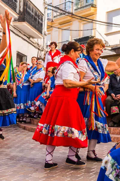 西班牙 Nerja 2018年 5月4日 人们在街头参加传统的民间舞蹈 典型的西班牙服装 — 图库照片