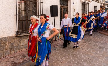 Nerja, İspanya - insanların sokakta bir sahil İspanyol kasabasında bir grup tarafından 04 Mayıs 2018 halk dansları gösterisi
