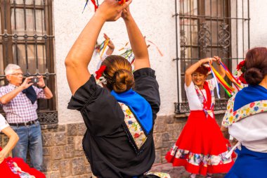 Nerja, İspanya - 04 Mayıs 2018 insanlar geleneksel halk dansları sokak, tipik İspanyol kostümleri katılan