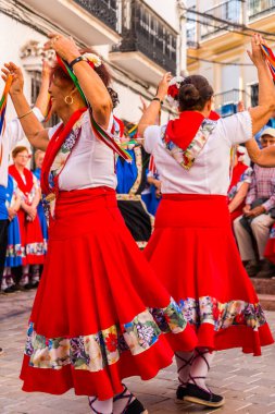 Nerja, İspanya - 04 Mayıs 2018 insanlar geleneksel halk dansları sokak, tipik İspanyol kostümleri katılan