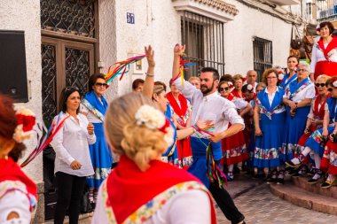 Nerja, İspanya - insanların sokakta bir sahil İspanyol kasabasında bir grup tarafından 04 Mayıs 2018 halk dansları gösterisi