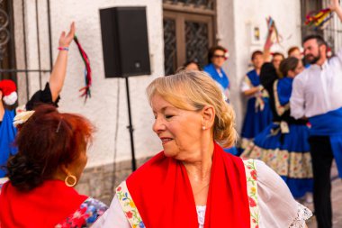 Nerja, İspanya - insanların sokakta bir sahil İspanyol kasabasında bir grup tarafından 04 Mayıs 2018 halk dansları gösterisi
