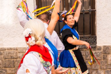 Nerja, İspanya - insanların sokakta bir sahil İspanyol kasabasında bir grup tarafından 04 Mayıs 2018 halk dansları gösterisi