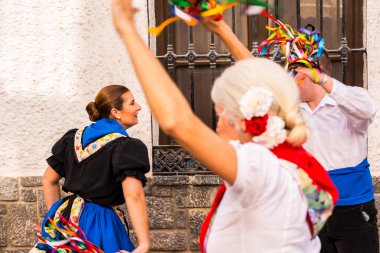 Nerja, İspanya - insanların sokakta bir sahil İspanyol kasabasında bir grup tarafından 04 Mayıs 2018 halk dansları gösterisi