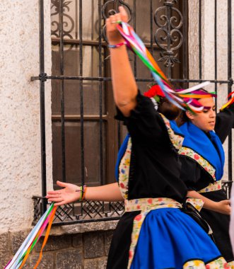 Nerja, İspanya - insanların sokakta bir sahil İspanyol kasabasında bir grup tarafından 04 Mayıs 2018 halk dansları gösterisi