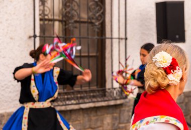 Nerja, İspanya - insanların sokakta bir sahil İspanyol kasabasında bir grup tarafından 04 Mayıs 2018 halk dansları gösterisi