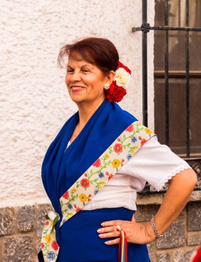 Nerja, İspanya - insanların sokakta bir sahil İspanyol kasabasında bir grup tarafından 04 Mayıs 2018 halk dansları gösterisi