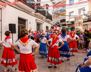 Nerja, İspanya - insanların sokakta bir sahil İspanyol kasabasında bir grup tarafından 04 Mayıs 2018 halk dansları gösterisi