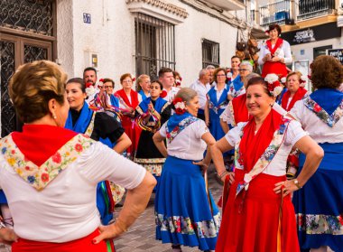 Nerja, İspanya - insanların sokakta bir sahil İspanyol kasabasında bir grup tarafından 04 Mayıs 2018 halk dansları gösterisi