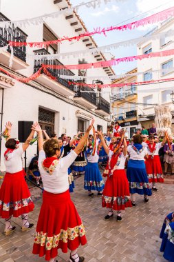 Nerja, İspanya - insanların sokakta bir sahil İspanyol kasabasında bir grup tarafından 04 Mayıs 2018 halk dansları gösterisi