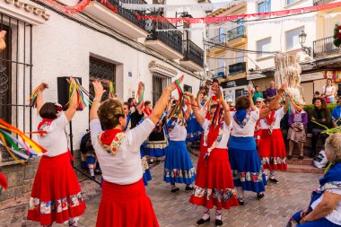 Nerja, İspanya - insanların sokakta bir sahil İspanyol kasabasında bir grup tarafından 04 Mayıs 2018 halk dansları gösterisi