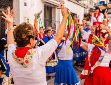 Nerja, İspanya - insanların sokakta bir sahil İspanyol kasabasında bir grup tarafından 04 Mayıs 2018 halk dansları gösterisi
