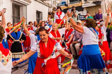 Nerja, İspanya - insanların sokakta bir sahil İspanyol kasabasında bir grup tarafından 04 Mayıs 2018 halk dansları gösterisi