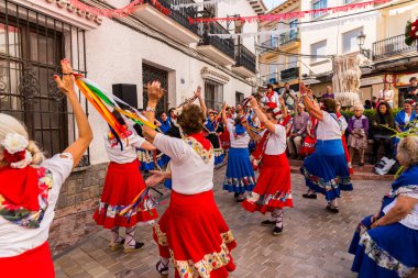 Nerja, İspanya - insanların sokakta bir sahil İspanyol kasabasında bir grup tarafından 04 Mayıs 2018 halk dansları gösterisi