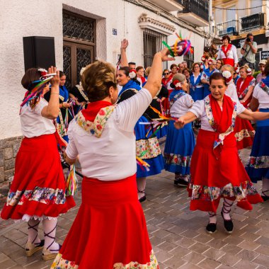 Nerja, İspanya - insanların sokakta bir sahil İspanyol kasabasında bir grup tarafından 04 Mayıs 2018 halk dansları gösterisi