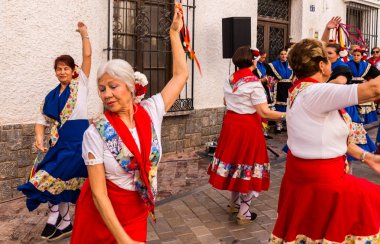 Nerja, İspanya - insanların sokakta bir sahil İspanyol kasabasında bir grup tarafından 04 Mayıs 2018 halk dansları gösterisi