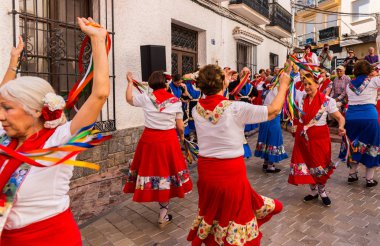 Nerja, İspanya - insanların sokakta bir sahil İspanyol kasabasında bir grup tarafından 04 Mayıs 2018 halk dansları gösterisi