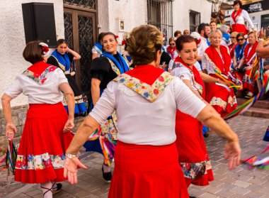 Nerja, İspanya - insanların sokakta bir sahil İspanyol kasabasında bir grup tarafından 04 Mayıs 2018 halk dansları gösterisi