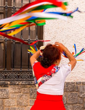 Nerja, İspanya - insanların sokakta bir sahil İspanyol kasabasında bir grup tarafından 04 Mayıs 2018 halk dansları gösterisi