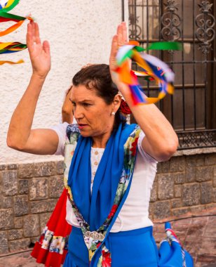 Nerja, İspanya - insanların sokakta bir sahil İspanyol kasabasında bir grup tarafından 04 Mayıs 2018 halk dansları gösterisi