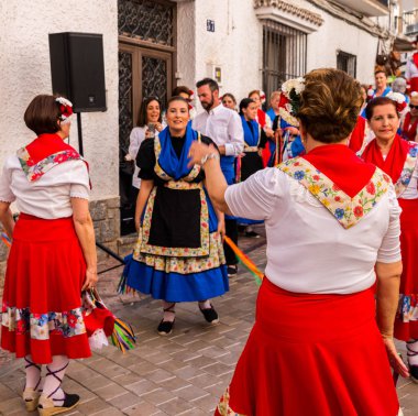Nerja, İspanya - insanların sokakta bir sahil İspanyol kasabasında bir grup tarafından 04 Mayıs 2018 halk dansları gösterisi