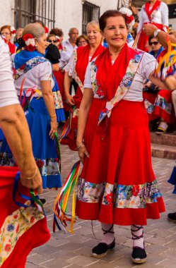 Nerja, İspanya - insanların sokakta bir sahil İspanyol kasabasında bir grup tarafından 04 Mayıs 2018 halk dansları gösterisi