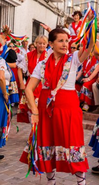 Nerja, İspanya - insanların sokakta bir sahil İspanyol kasabasında bir grup tarafından 04 Mayıs 2018 halk dansları gösterisi