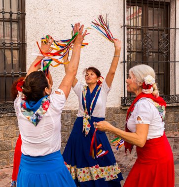 Nerja, İspanya - insanların sokakta bir sahil İspanyol kasabasında bir grup tarafından 04 Mayıs 2018 halk dansları gösterisi