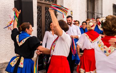 Nerja, İspanya - insanların sokakta bir sahil İspanyol kasabasında bir grup tarafından 04 Mayıs 2018 halk dansları gösterisi
