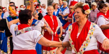 Nerja, İspanya - insanların sokakta bir sahil İspanyol kasabasında bir grup tarafından 04 Mayıs 2018 halk dansları gösterisi