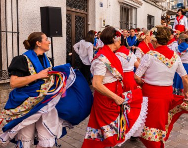 Nerja, İspanya - insanların sokakta bir sahil İspanyol kasabasında bir grup tarafından 04 Mayıs 2018 halk dansları gösterisi