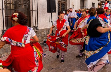 Nerja, İspanya - insanların sokakta bir sahil İspanyol kasabasında bir grup tarafından 04 Mayıs 2018 halk dansları gösterisi