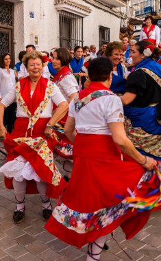 Nerja, İspanya - insanların sokakta bir sahil İspanyol kasabasında bir grup tarafından 04 Mayıs 2018 halk dansları gösterisi