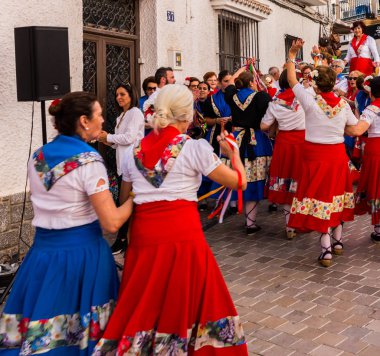 Nerja, İspanya - insanların sokakta bir sahil İspanyol kasabasında bir grup tarafından 04 Mayıs 2018 halk dansları gösterisi