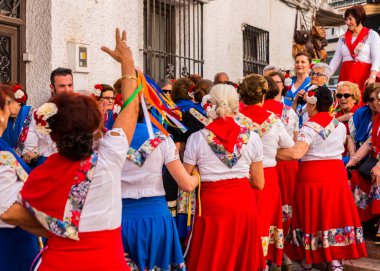 Nerja, İspanya - insanların sokakta bir sahil İspanyol kasabasında bir grup tarafından 04 Mayıs 2018 halk dansları gösterisi
