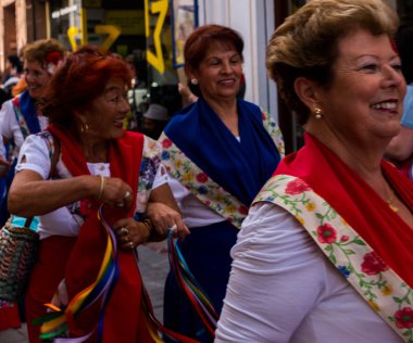 Nerja, İspanya - insanların sokakta bir sahil İspanyol kasabasında bir grup tarafından 04 Mayıs 2018 halk dansları gösterisi