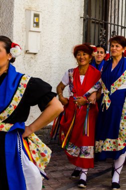 Nerja, İspanya - 04 Mayıs 2018 insanlar geleneksel halk dansları sokak, tipik İspanyol kostümleri katılan