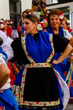 Nerja, İspanya - 04 Mayıs 2018 insanlar geleneksel halk dansları sokak, tipik İspanyol kostümleri katılan