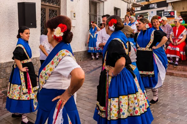 西班牙 Nerja 2018年5月4日 一群人在西班牙海滨小镇街头举行的民间舞蹈表演 — 图库照片