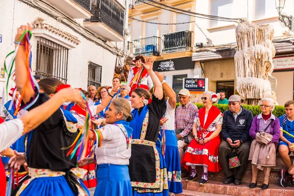Nerja, İspanya - 04 Mayıs 2018 insanlar geleneksel halk dansları sokak, tipik İspanyol kostümleri katılan