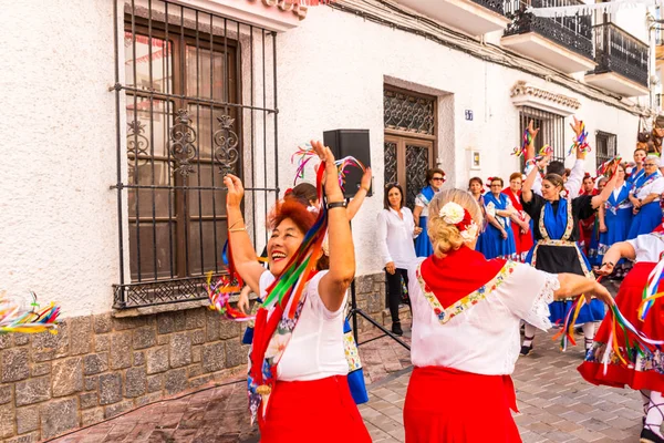 Nerja, İspanya - 04 Mayıs 2018 insanlar geleneksel halk dansları sokak, tipik İspanyol kostümleri katılan
