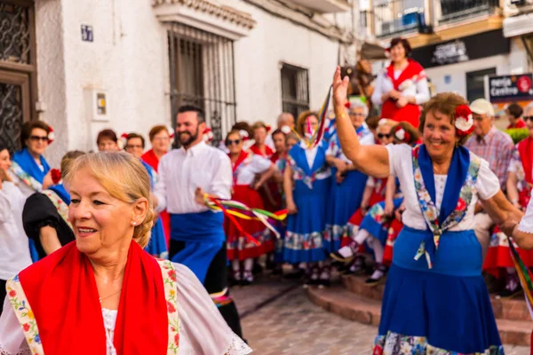 Nerja, İspanya - insanların sokakta bir sahil İspanyol kasabasında bir grup tarafından 04 Mayıs 2018 halk dansları gösterisi