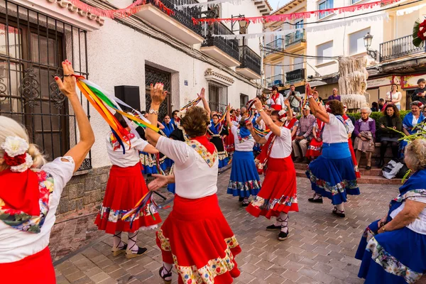 Nerja, İspanya - insanların sokakta bir sahil İspanyol kasabasında bir grup tarafından 04 Mayıs 2018 halk dansları gösterisi