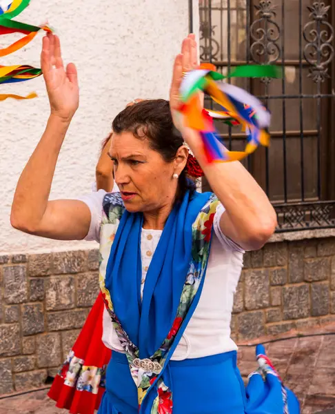 Nerja, İspanya - insanların sokakta bir sahil İspanyol kasabasında bir grup tarafından 04 Mayıs 2018 halk dansları gösterisi