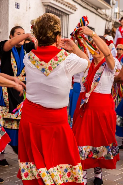 西班牙 Nerja 2018年5月4日 一群人在西班牙海滨小镇街头举行的民间舞蹈表演 — 图库照片