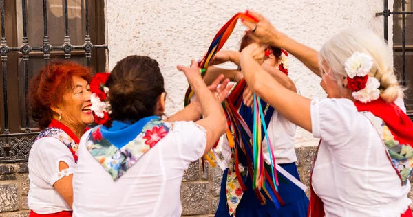 Nerja, İspanya - insanların sokakta bir sahil İspanyol kasabasında bir grup tarafından 04 Mayıs 2018 halk dansları gösterisi