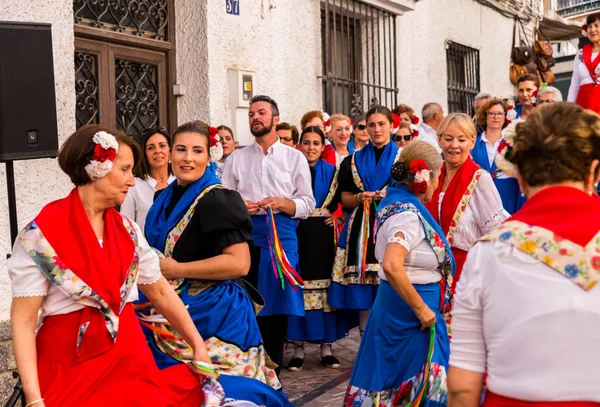 Nerja Spanya Insanların Sokakta Bir Sahil Spanyol Kasabasında Bir Grup — Stok fotoğraf