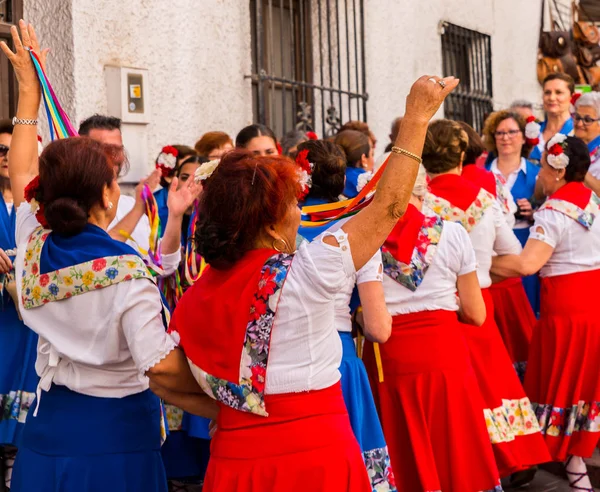 西班牙 Nerja 2018年5月4日 一群人在西班牙海滨小镇街头举行的民间舞蹈表演 — 图库照片