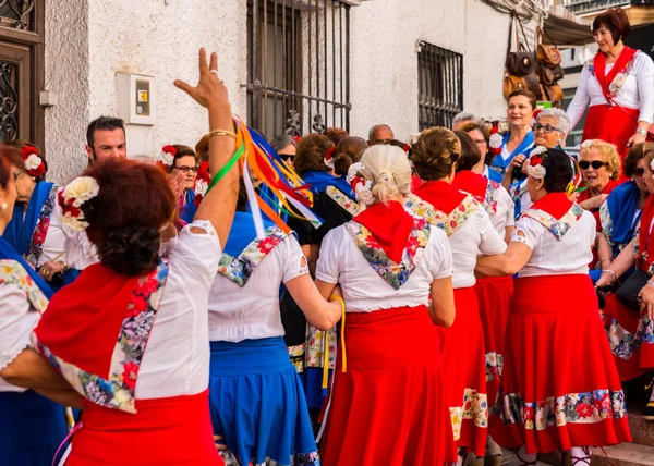 Nerja, İspanya - insanların sokakta bir sahil İspanyol kasabasında bir grup tarafından 04 Mayıs 2018 halk dansları gösterisi