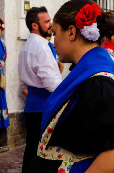 西班牙 Nerja 2018年 5月4日 人们在街头参加传统的民间舞蹈 典型的西班牙服装 — 图库照片